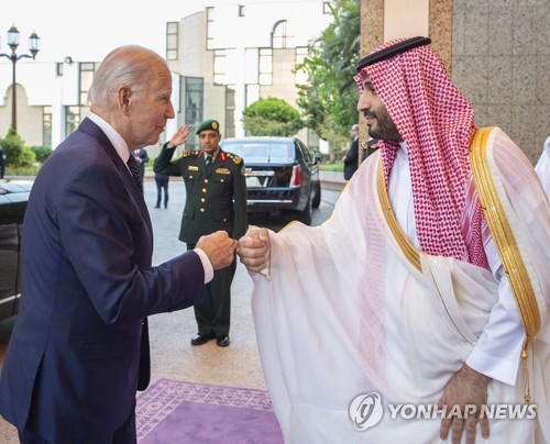 바이든 대통령이 무함마드 빈 살만 왕세자와 주먹 인사를 하는 모습