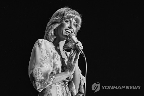 1977년 미국 라스베이거스에서 공연하는 올리비아 뉴턴 존.