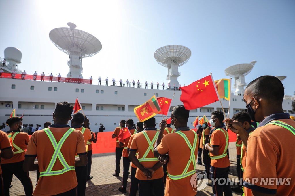 스리랑카 함반토타항에서 중국 선박 환영하는 중국인들
