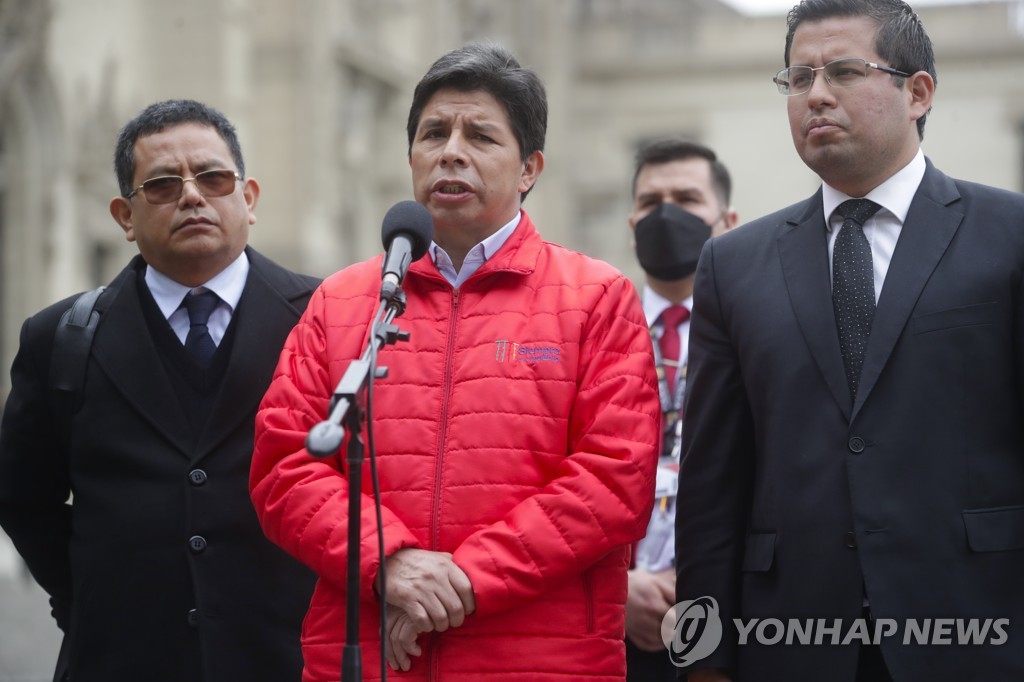 검찰 조사받고 나온 페드로 카스티요 대통령
