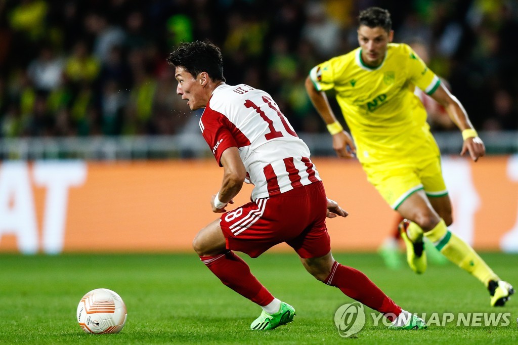 In this EPA file photo from Sept. 8, 2022, Hwang Ui-jo of Olympiacos FC is in action against FC Nantes during the clubs' Group G match at the UEFA Europa League at Stade de la Beaujoire in Nantes, France. (Yonhap)