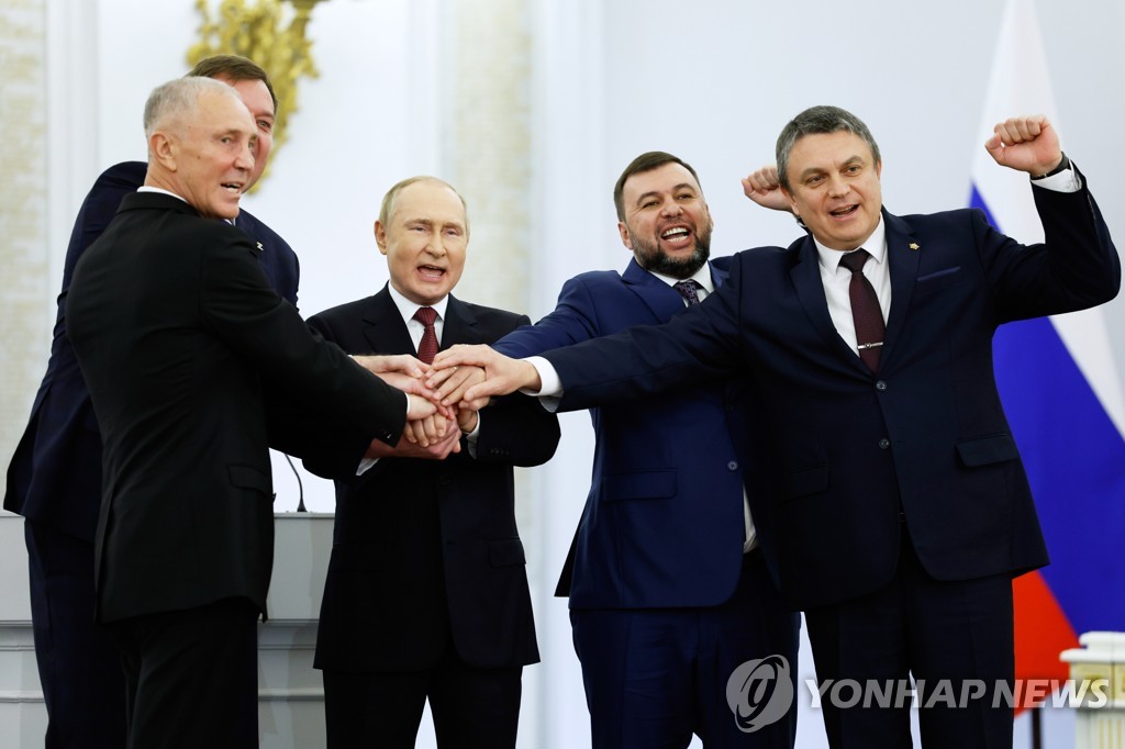 우크라 점령지 4개 지역 수장과 합병 축하하는 푸틴 대통령