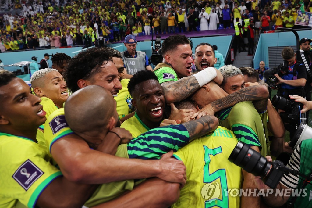 승리에 기뻐하는 브라질 선수단