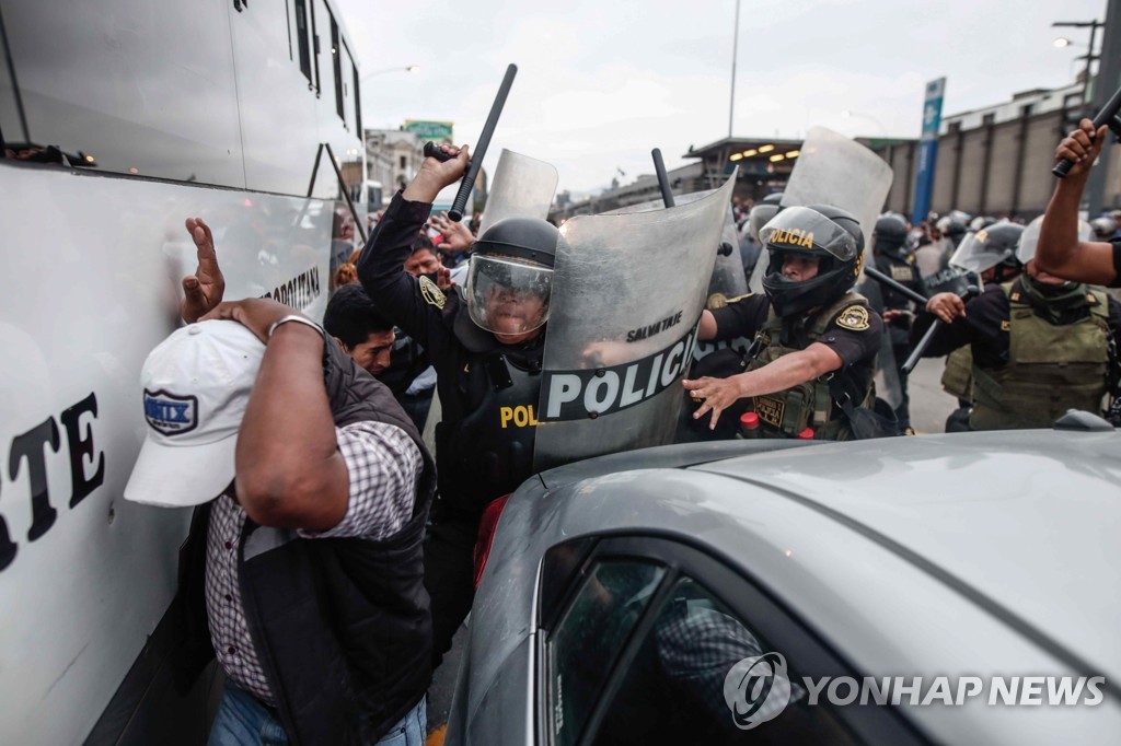 페드로 카스티요 전 대통령 지지자들의 시위 진압하는 경찰
