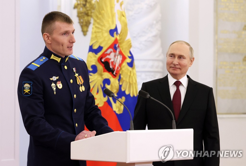 지난해 12월 푸틴 대통령에게 훈장을 받는 제76사단 소속 상병 다비드 말리킨