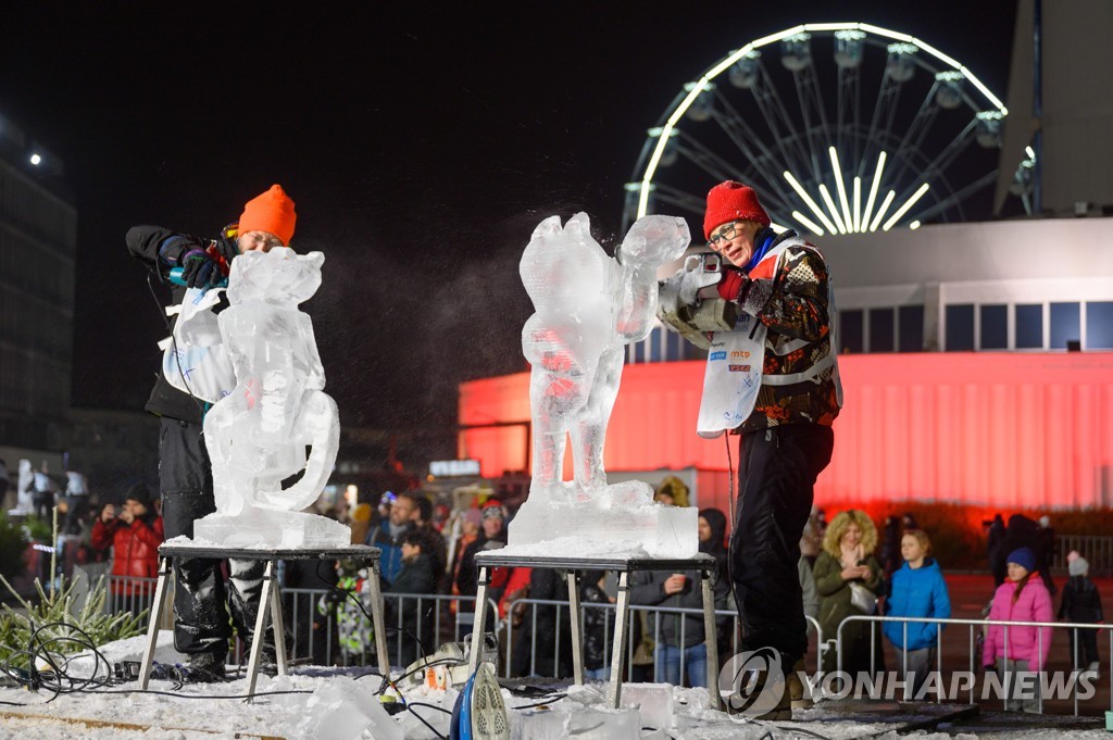 '섬세한 작업'…폴란드 포즈난 얼음조각 축제