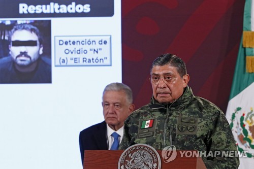 마약왕 아들 체포 작전 브리핑하는 멕시코 국방장관