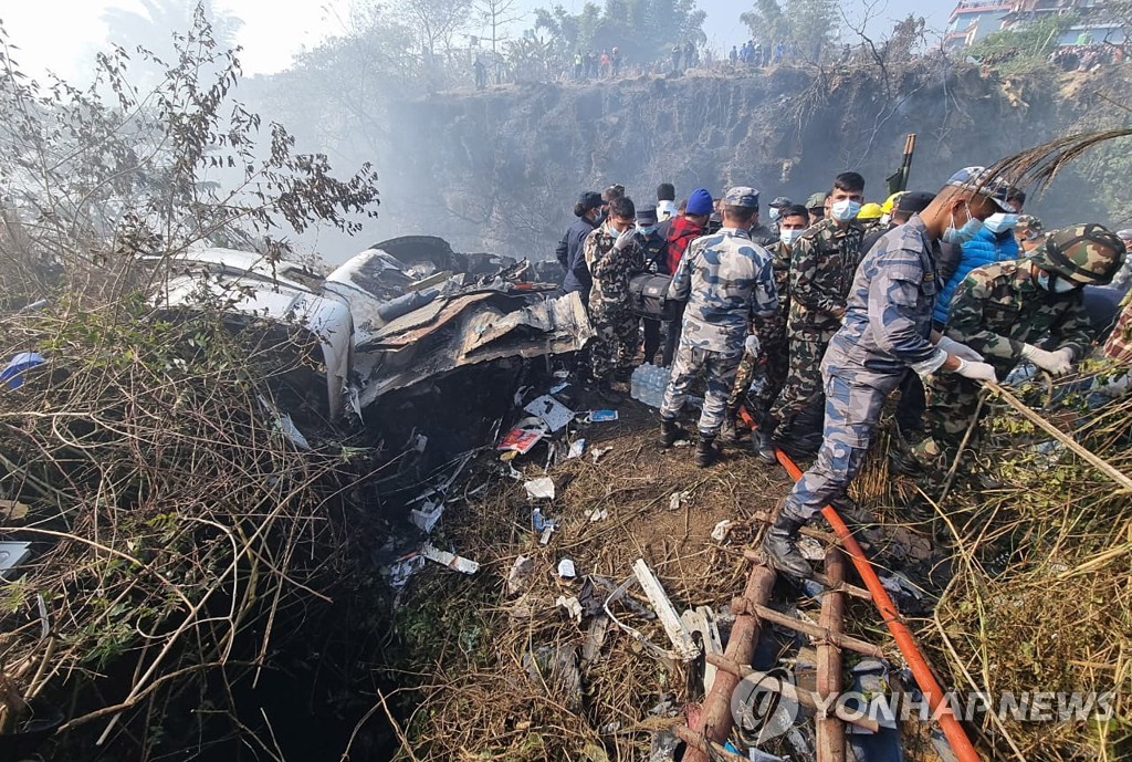 Cette photo de l'EPA montre des secouristes travaillant sur l'épave d'un ATR72 de Yeti Airlines après son crash à Pokhara, au Népal, le 15 janvier 2023.