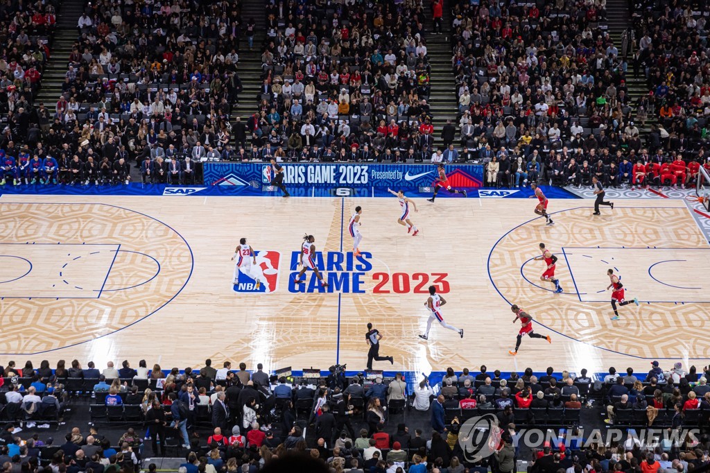 프랑스 파리에서 3년 만이자 두 번째로 열린 NBA 정규시즌 경기 시카고-디트로이트 경기