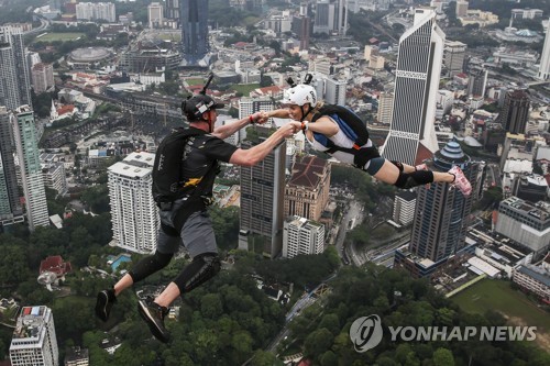 '힘껏 뛰어보자'…말레이시아 쿠알라룸푸르 KL 타워 국제 점프
