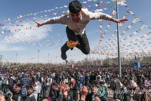 '새로운 날'...튀르키예 봄맞이 노루즈 축제 즐기는 사람들