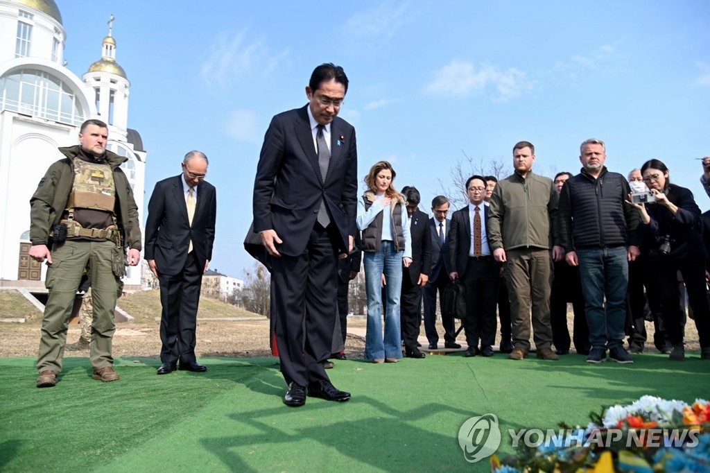 부차 학살현장 추모하는 기시다 일본 총리