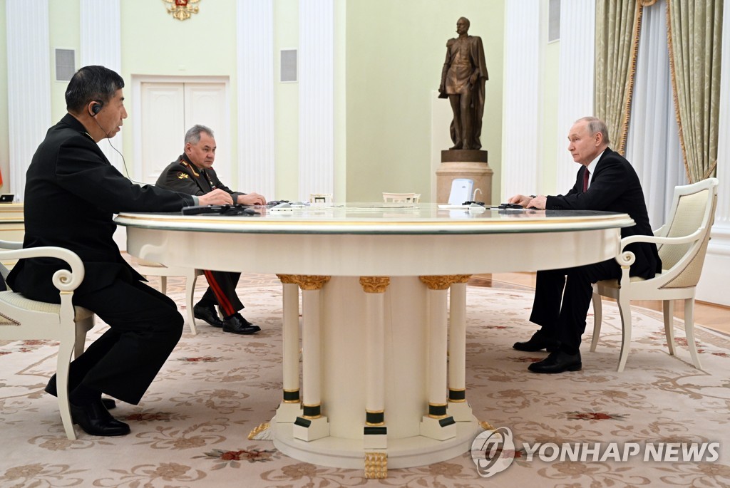 마주 앉은 리상푸 중국 국방부장(왼쪽)과 블라디미르 푸틴 러시아 대통령