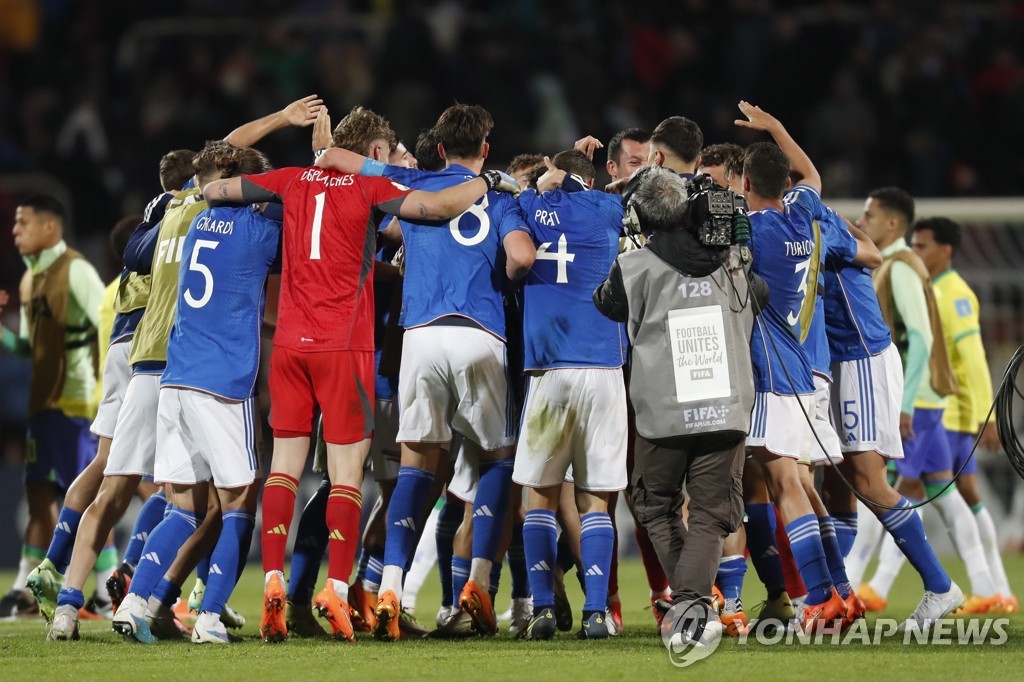 브라질을 꺾고 기뻐하는 이탈리아 선수들
