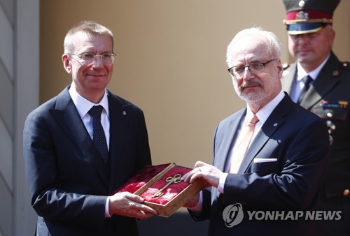 EU 첫 성소수자 국가원수…라트비아 새 대통령 취임