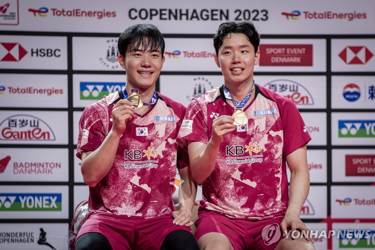 En la foto, proporcionada por EPA, Kang Min-hyuk (izda.) y Seo Seung-jae, de Corea del Sur, posan con sus medallas de oro obtenidas en la prueba de dobles masculino del Campeonato Mundial de Bádminton de la BWF, disputada, el 27 de agosto de 2023 (hora local), en la Royal Arena de Copenhague, Dinamarca. (Prohibida su reventa y archivo)