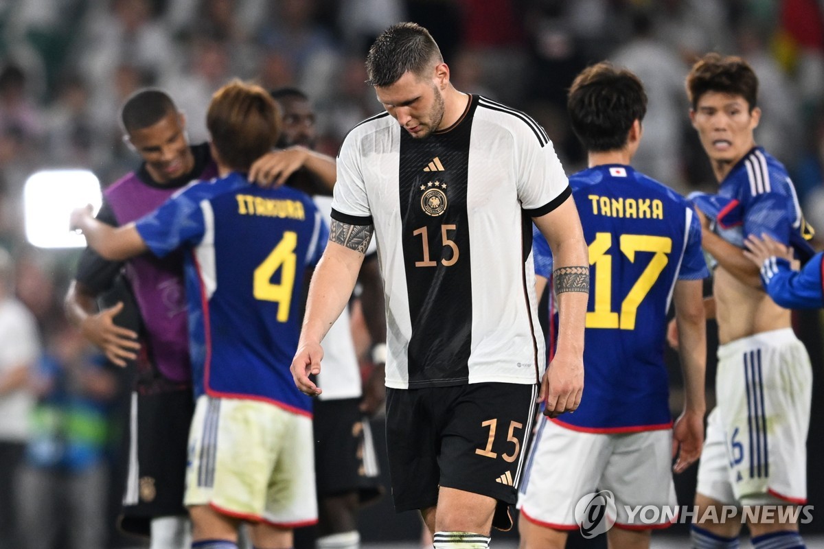 독일을 꺾고 기뻐하는 일본 선수들