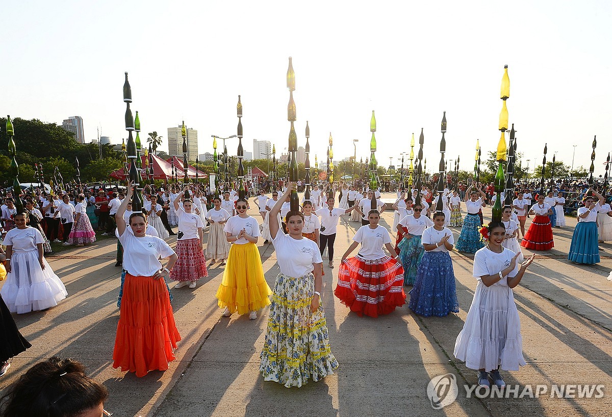 '머리에 유리병'…파라과이 전통 보틀 댄스 580명 세계기록 달성