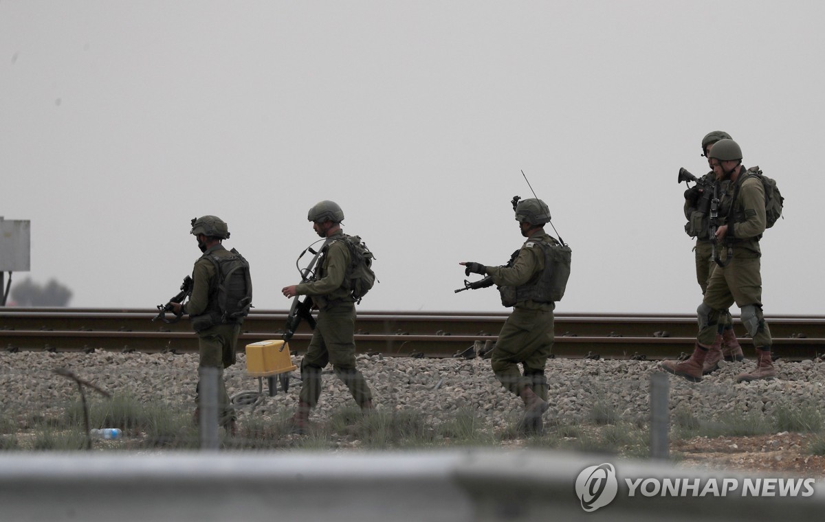 가자지구 분리장벽 인근을 수색하는 이스라엘 군인들