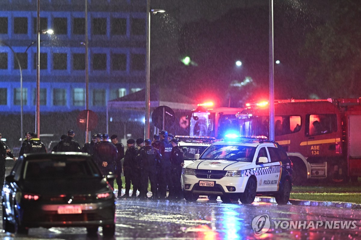 13일(현지시간) 저녁 폭발사고 발생한 브라질 브라질리아 연방대법원 인근 삼권광장