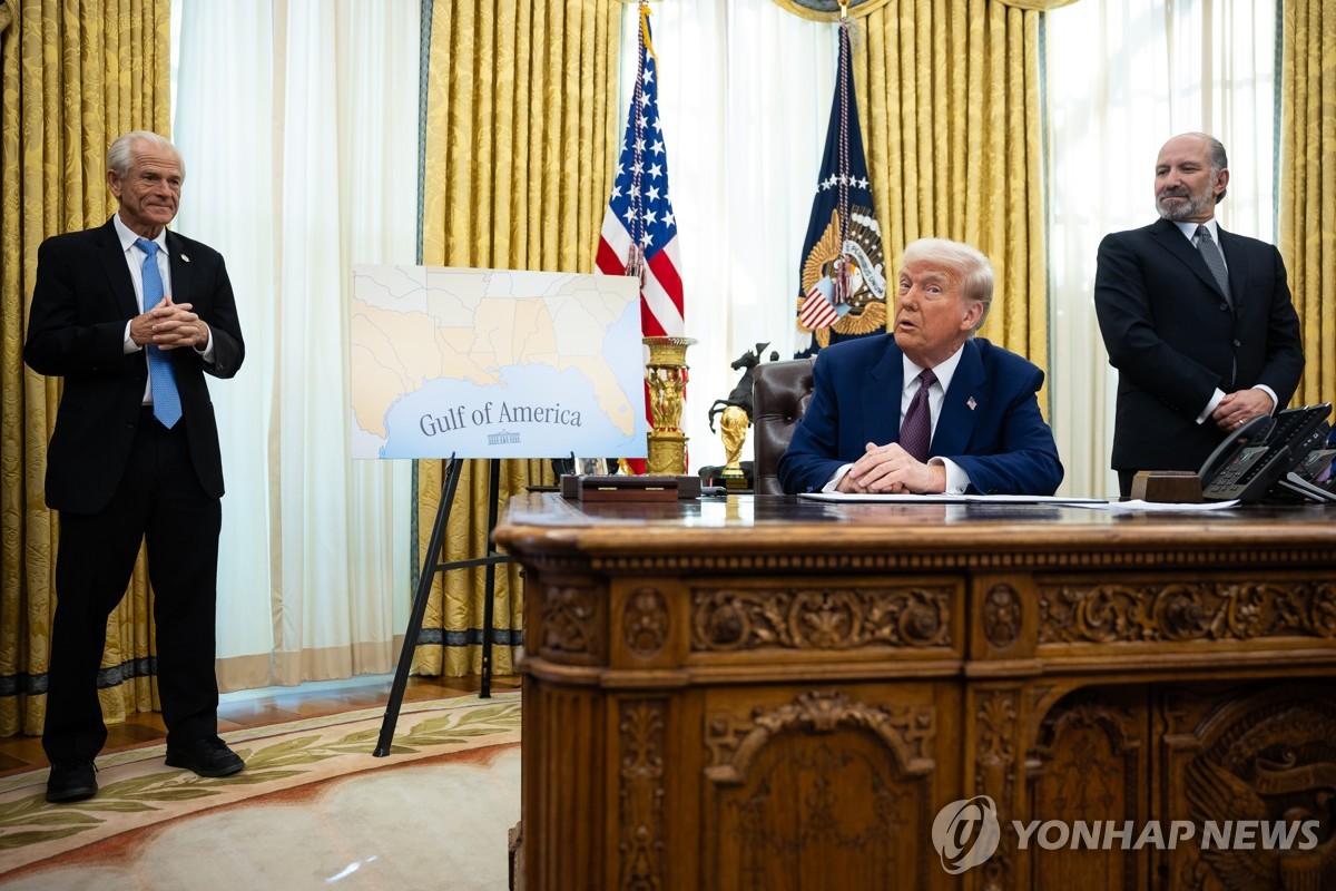피터 나바로 백악관 고문(좌측)과 도널드 트럼프 미국 대통령(중앙)
