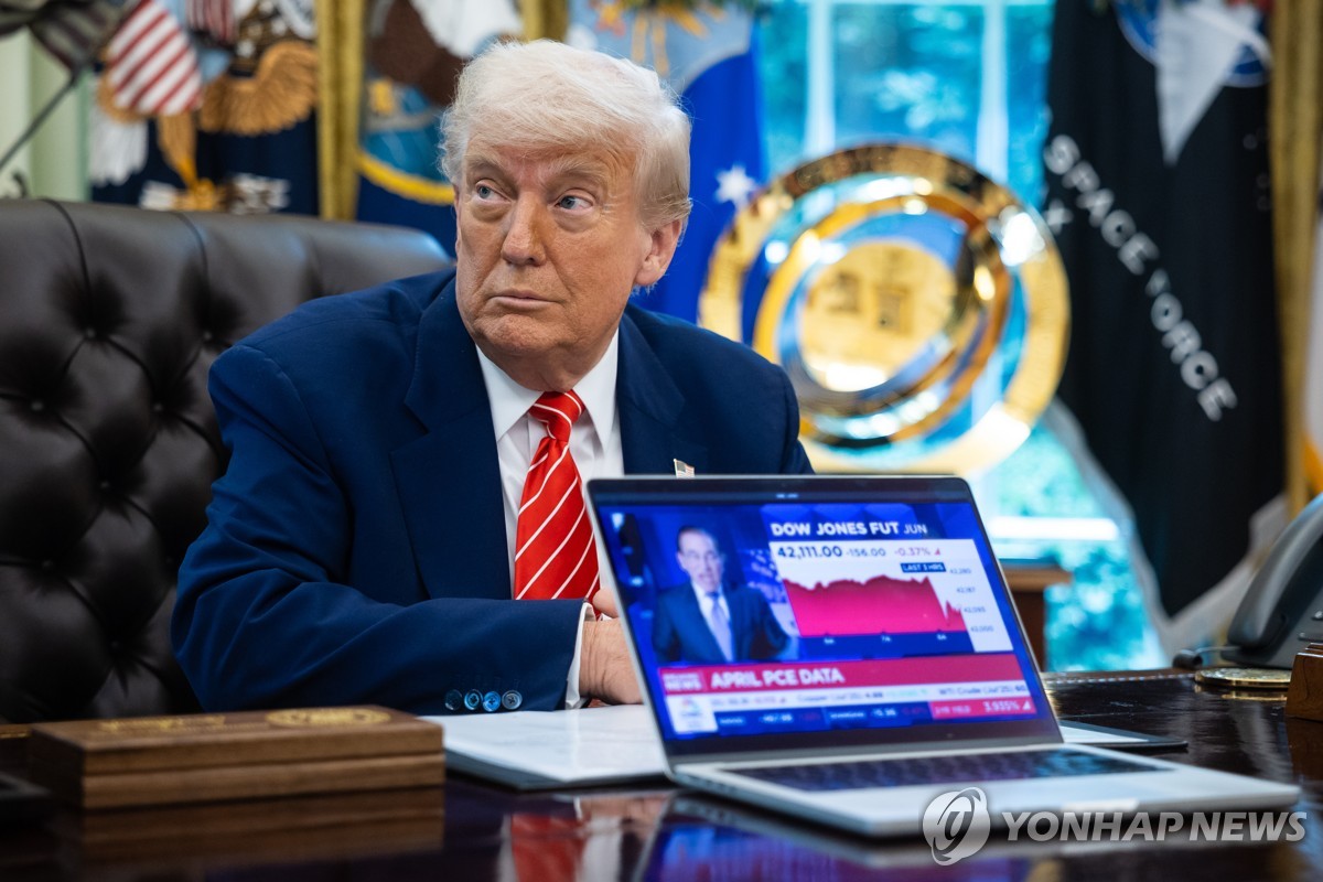 주식시장 관련 언론 보도를 보여주는 도널드 트럼프 대통령