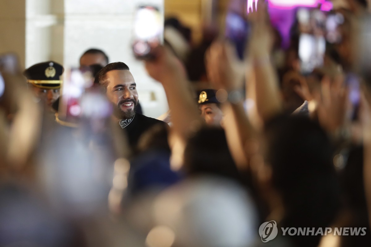 1일(현지시간) 지지자들과 인사하는 나이브 부켈레 엘살바도르 대통령