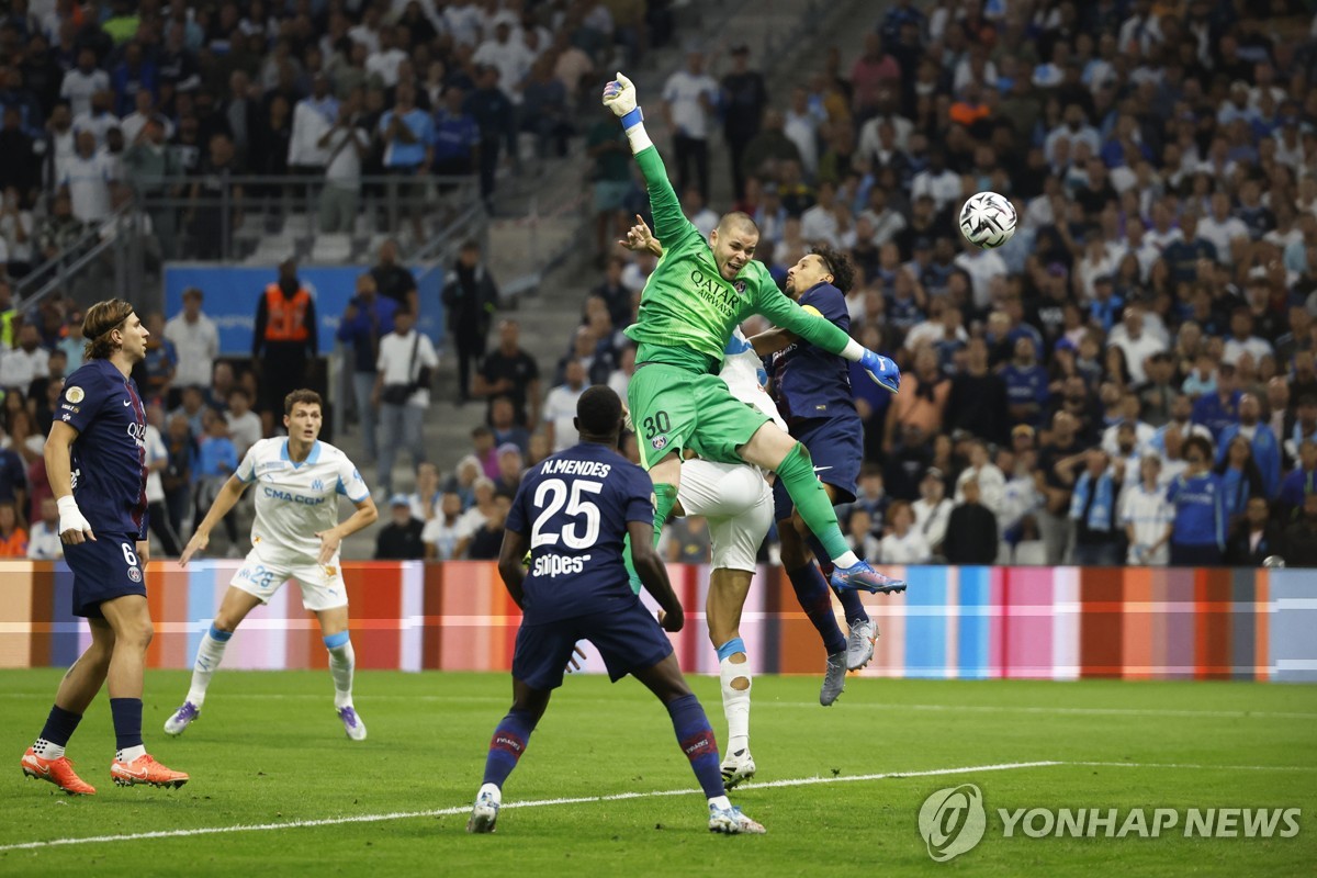 펀칭에 실패하며 실점하는 PSG 골키퍼 뤼카 슈발리에 