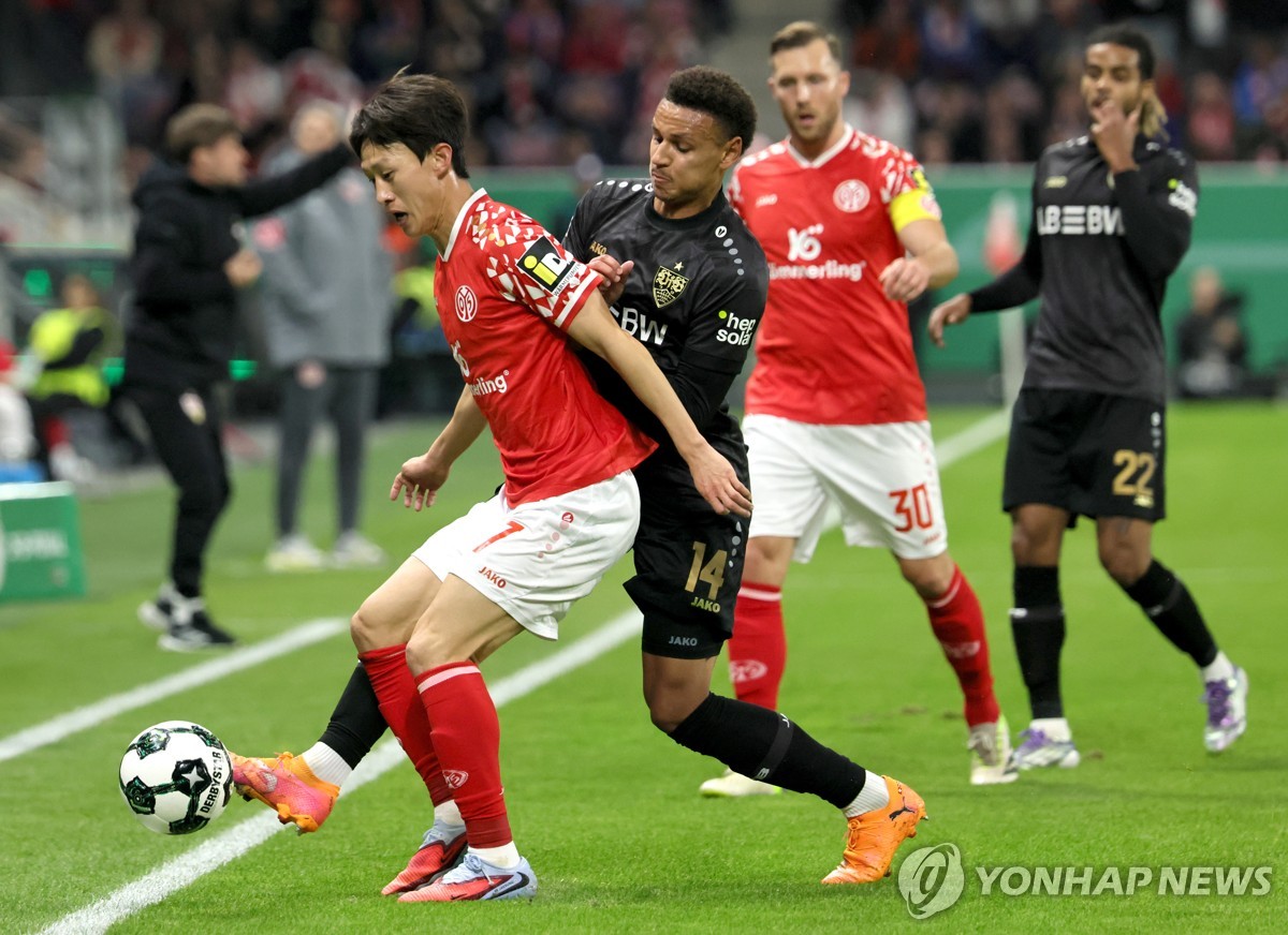 슈투트가르트와의 경기에 출전한 이재성(왼쪽)