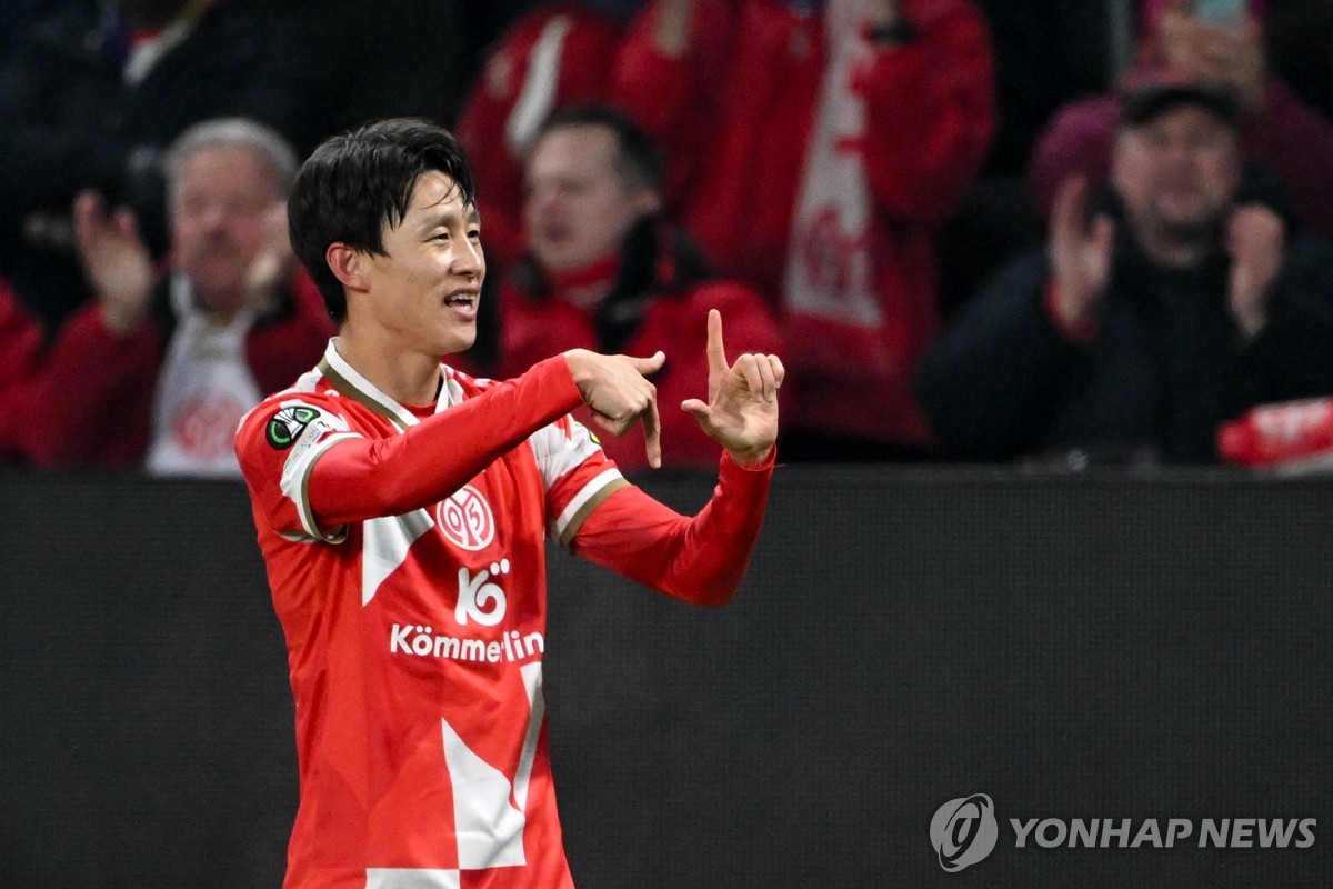 UECL 경기에서 공중볼 경합을 벌이는 이재성