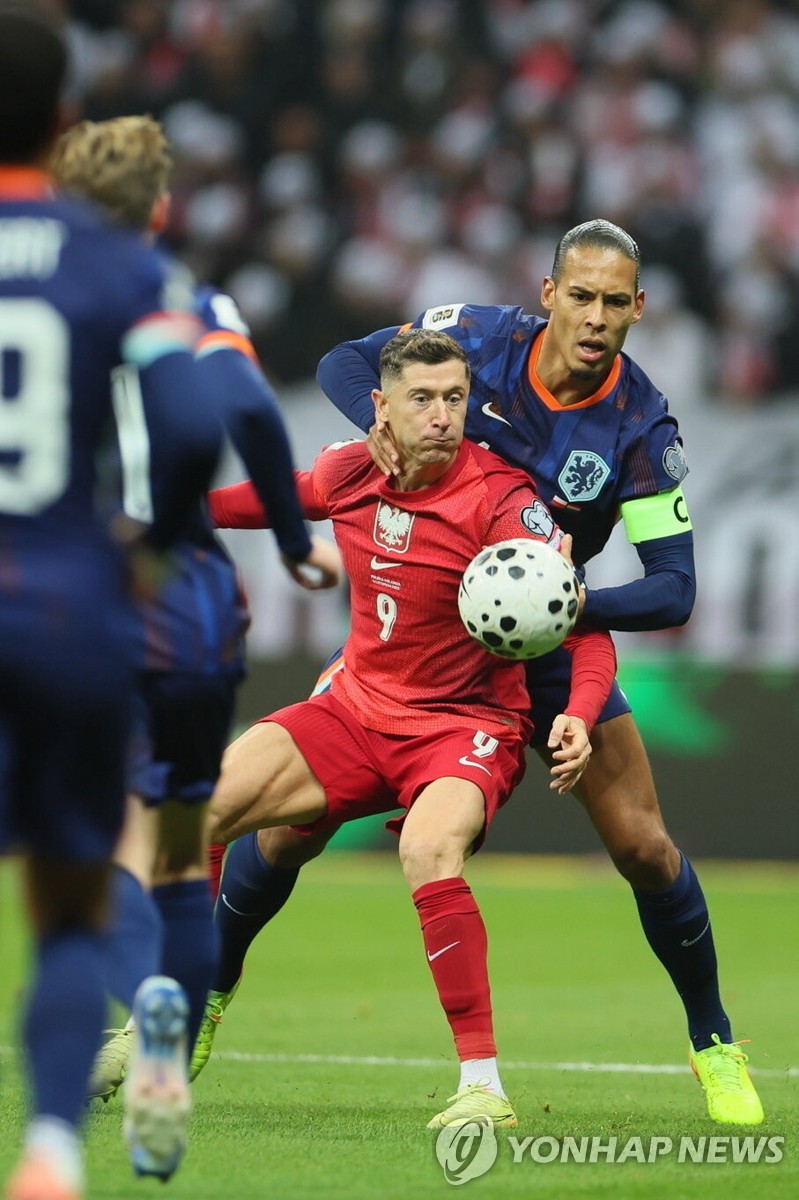 볼 경합하는 폴란드 국가대표 로베르트 레반도프스키