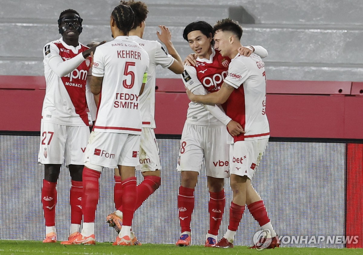 골 세리머니 하는 모나코 선수들.