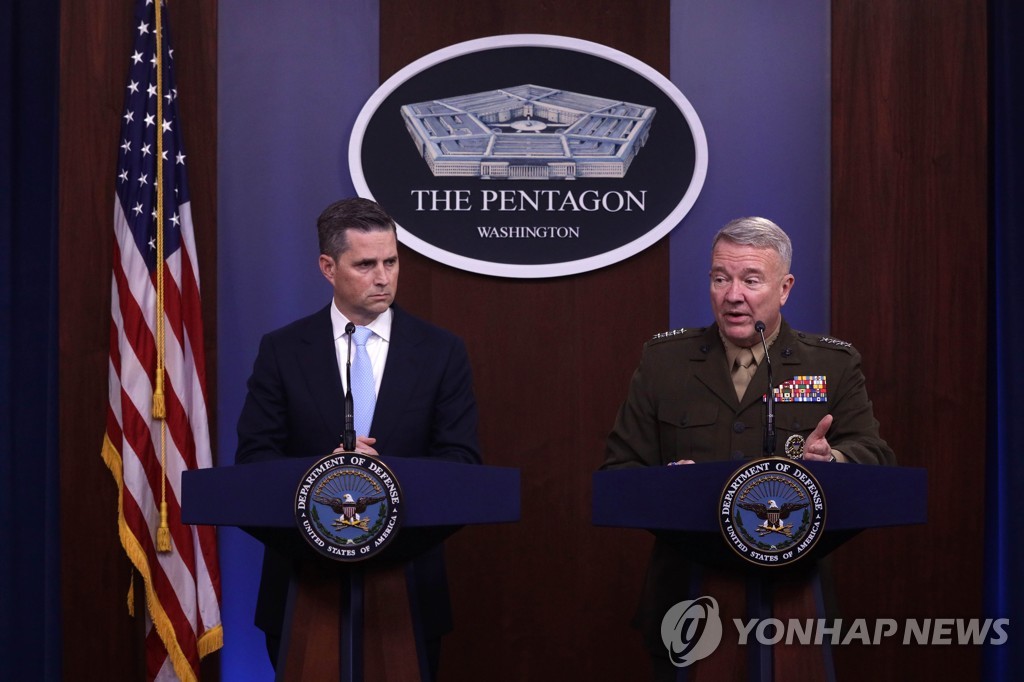 This AFP file photo shows Pentagon spokesman Jonathan Hoffman (L) and U.S. Marine Corps Gen. Kenneth McKenzie, commander of U.S. Central Command, at a press briefing at the Pentagon in Arlington, Virginia. (Yonhap)