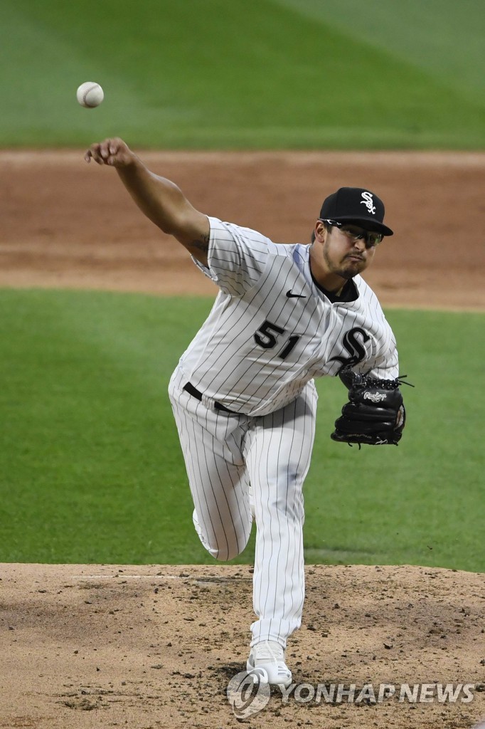 In this Getty Images file photo from Aug. 19, 2020, Dane Dunning of the Chicago White Sox pitches against the Detroit Tigers during a Major League Baseball regular season game at Guaranteed Rate Field in Chicago. (Yonhap)