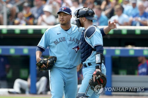 Blue Jays' Ryu Hyun-jin inspired by thriving teammate to shake