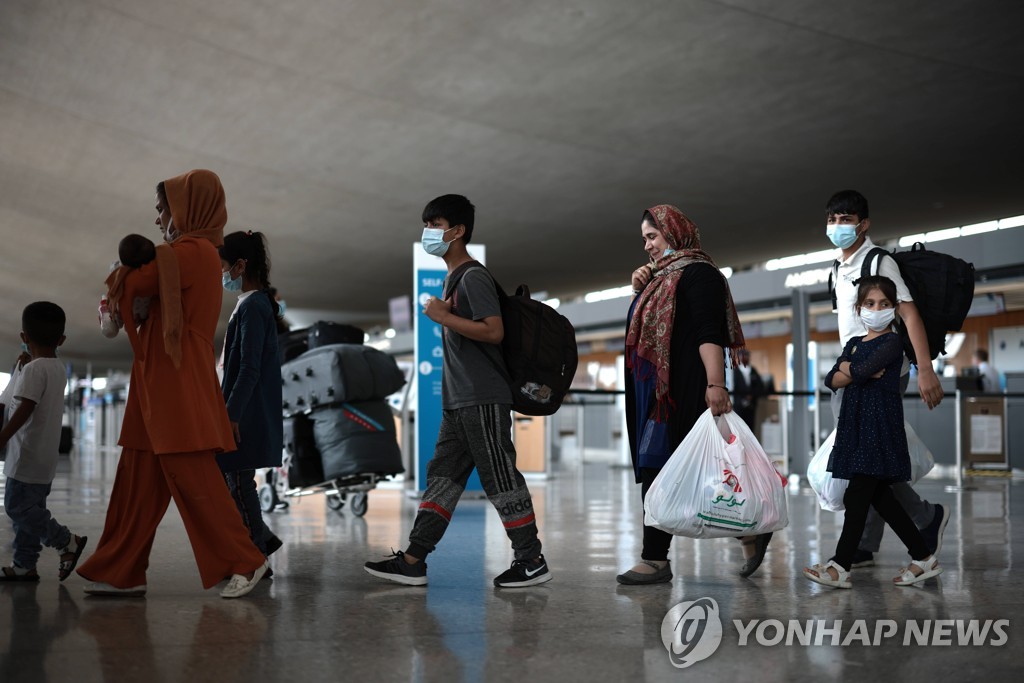 지난 13일 미 버지니아주 덜레스 국제공항으로 들어오는 아프간 난민들[게티이미지/AFP=연합뉴스 자료사진] 