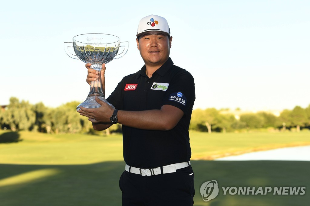 In this Getty Images photo, Im Sung-jae of South Korea holds the trophy after winning the Shriners Children's Open at TPC Summerlin in Las Vegas on Oct. 10, 2021. (Yonhap)