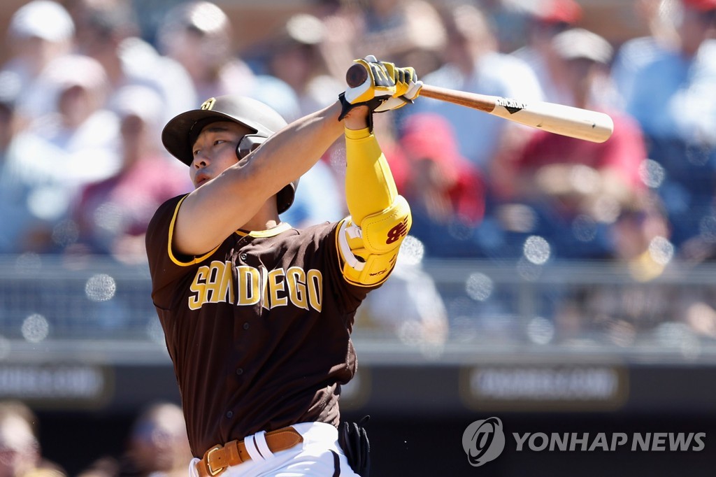 In this Getty Images file photo from March 23, 2022, Kim Ha-seong of the San Diego Padres takes a swing against the Los Angeles Angels during the bottom of the second inning of a Major League Baseball spring training game at Peoria Stadium in Peoria, Arizona. (Yonhap)