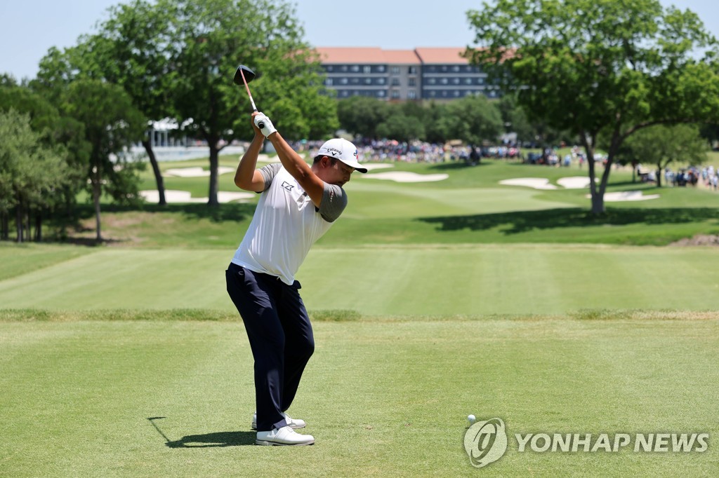 In this Getty Images photo, Lee Kyoung-hoon of South Korea tees off on the sixth hole during the final round of the AT&T Byron Nelson at TPC Craig Ranch in McKinney, Texas, on May 15, 2022. (Yonhap)