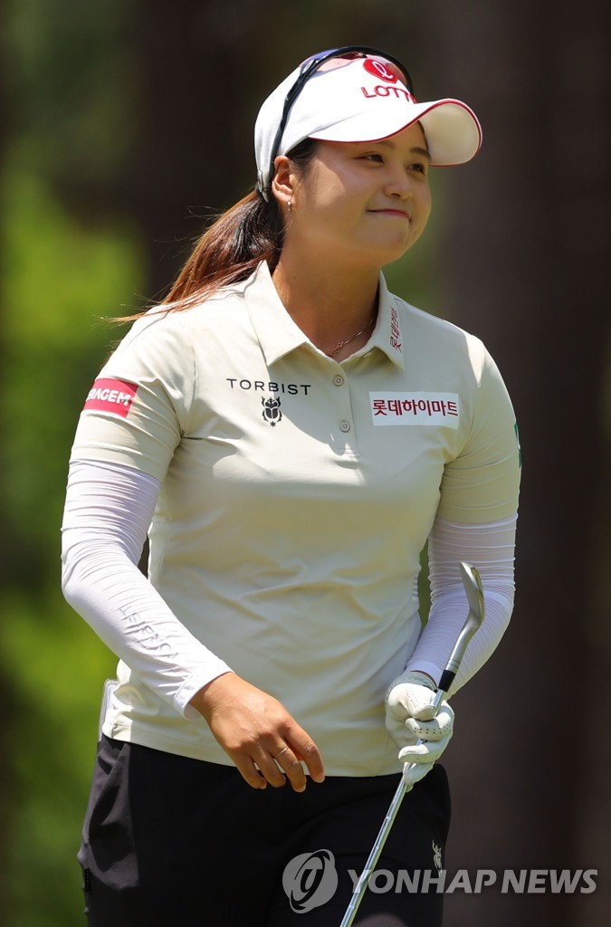 In this Getty Images photo, Choi Hye-jin of South Korea reacts to a chip shot onto the first green during the final round of the U.S. Women's Open at Pine Needles Lodge & Golf Club in Southern Pines, North Carolina, on June 5, 2022. (Yonhap)