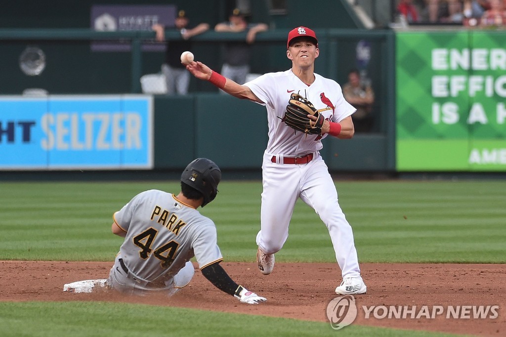 In this Getty Images file photo from June 15, 2022, St. Louis Cardinals shortstop Tommy Edman (R) throws to first to complete a double play over Park Hoy-jun of the Pittsburgh Pirates during the top of the second inning of a Major League Baseball regular season game at Busch Stadium in St. Louis. (Yonhap)