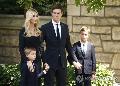 가족과 함께 모친 이바나 트럼프 장례식에 참석한 이방카 트럼프