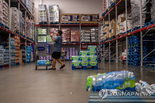 미국 휴스턴의 한 창고형 매장에서 물을 구매하는 소비자