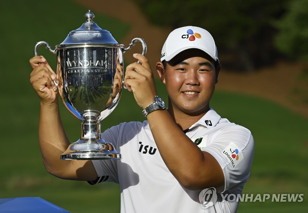 In this Getty Images photo, Kim Joo-hyung of South Korea hoists the champion's trophy after winning the Wyndham Championship at Sedgefield Country Club in Greensboro, North Carolina, on Aug. 7, 2022. (Yonhap)