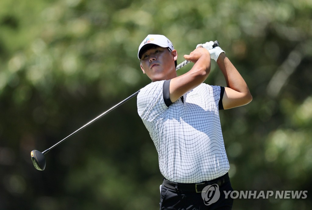 In this Getty Images file photo from Aug. 13, 2022, Kim Si-woo of South Korea plays his tee shot on the seventh hole during the third round of the FedEx St. Jude Championship at TPC Southwind in Memphis, Tennessee. (Yonhap)