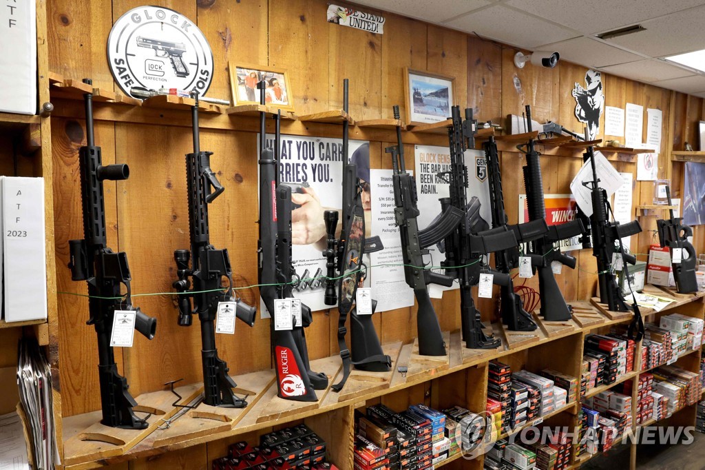 미 총기상점에 진열된 '총기난사 단골' 돌격소총 