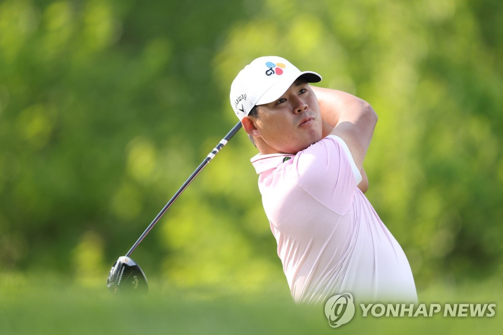 Getty Images의 이 사진에서 한국의 김시우가 2023년 5월 19일 뉴욕주 피츠포드의 오크힐 컨트리클럽에서 열린 PGA 챔피언십 이스턴 코스의 2라운드에서 네 번째 홀에서 티샷을 하고 있다.)