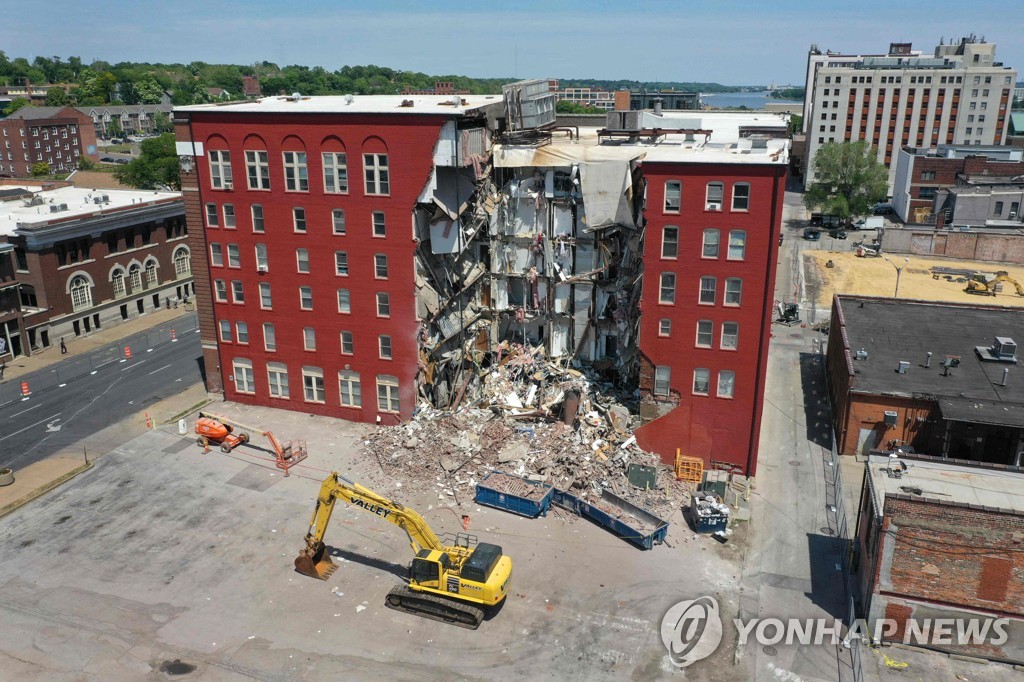 US-SIX-STORY-APARTMENT-BUILDING-PARTIALLY-COLLAPSES-IN-DAVENPORT