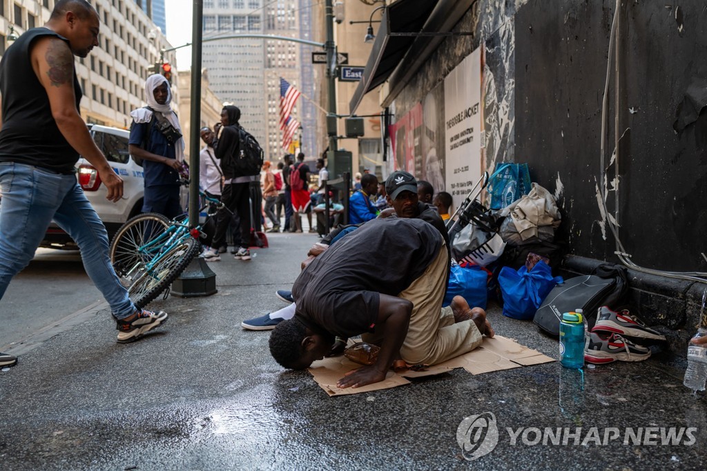 미국 뉴욕 시내에서 노숙 생활을 하며 이슬람식 기도를 올리는 이민자들