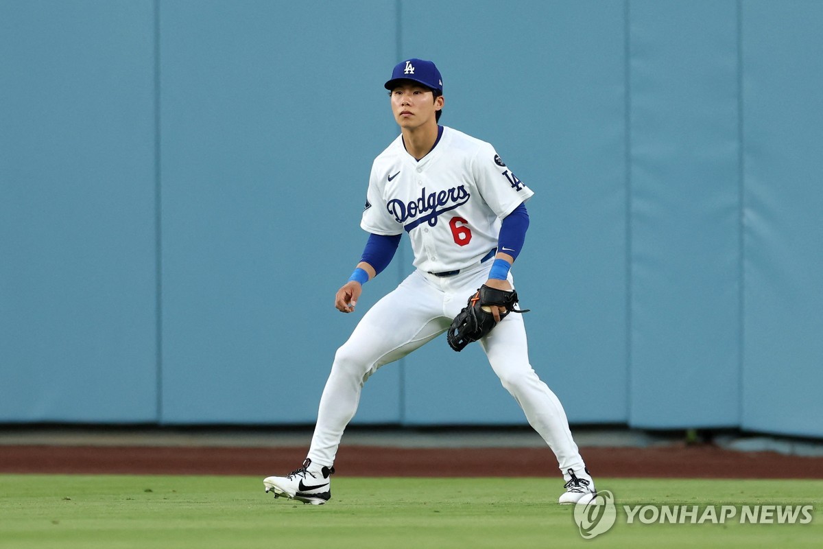로버츠 감독 "경험 적은 김혜성, 뜬공 놓친 것 동료에 알렸어야"